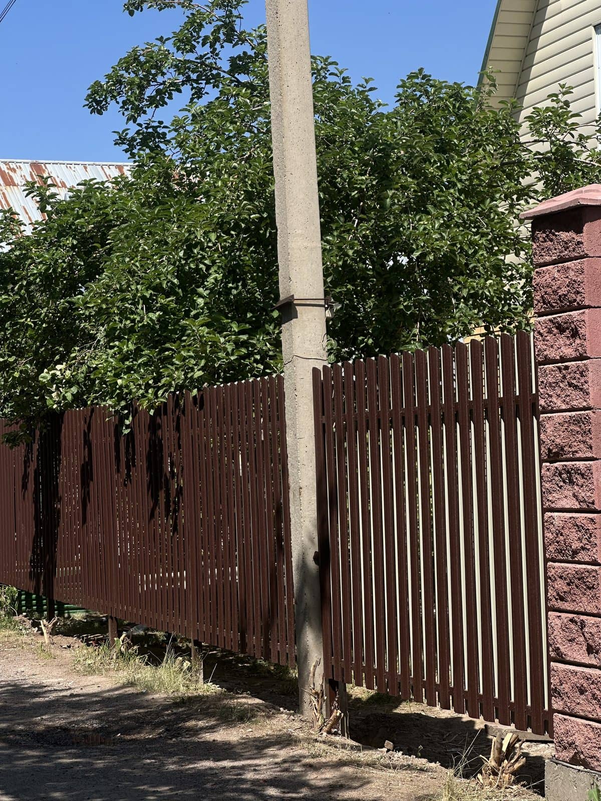 Евроштакетник между кирпичными столбами